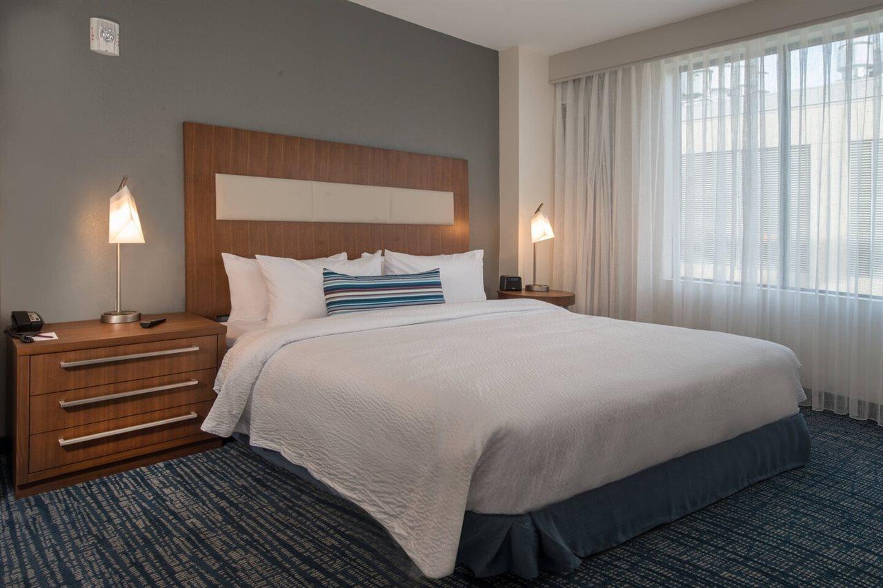 By Marriott At The Johns Hopkins Medical Campus Hotel