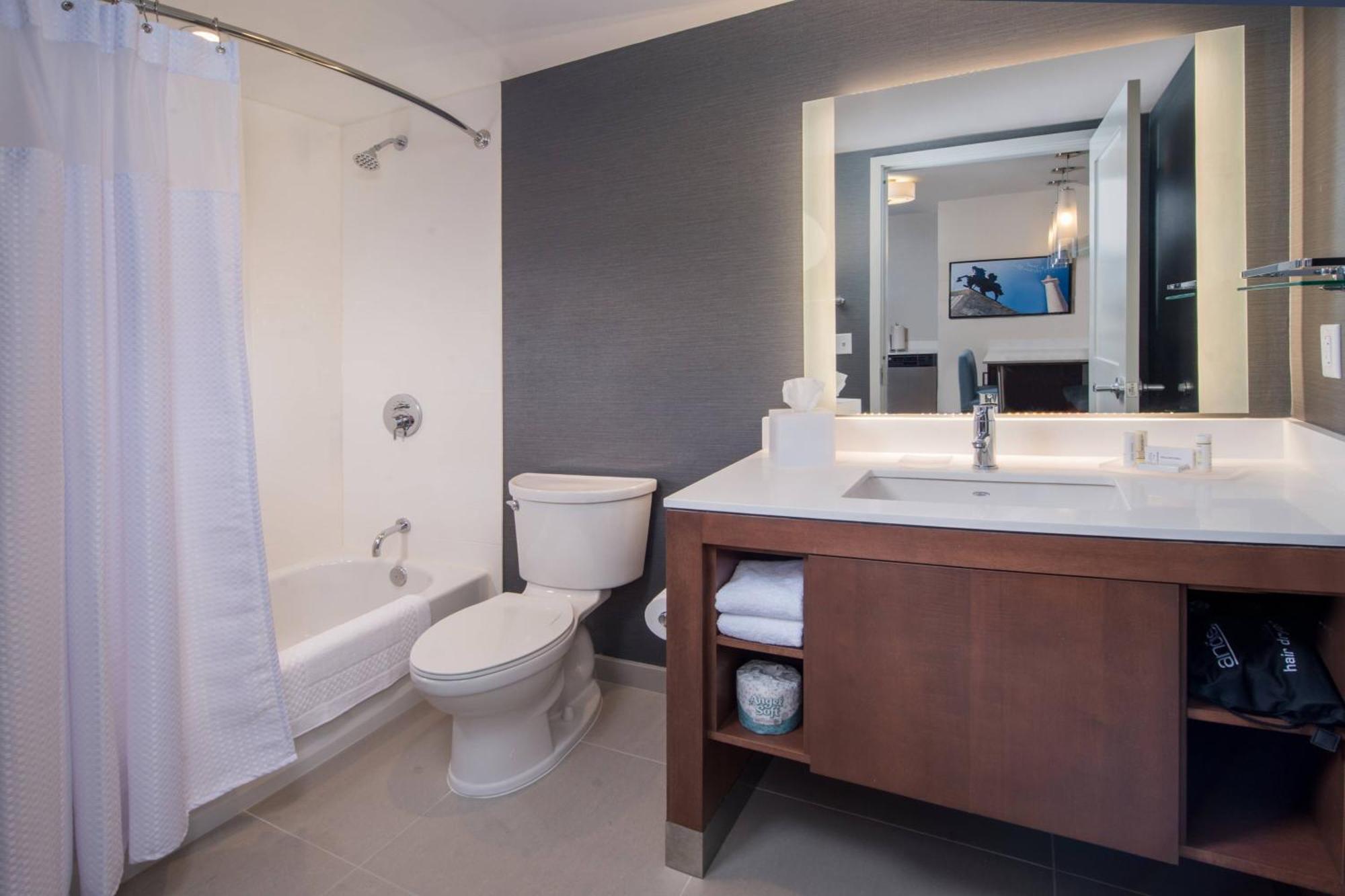 By Marriott At The Johns Hopkins Medical Campus Hotel
