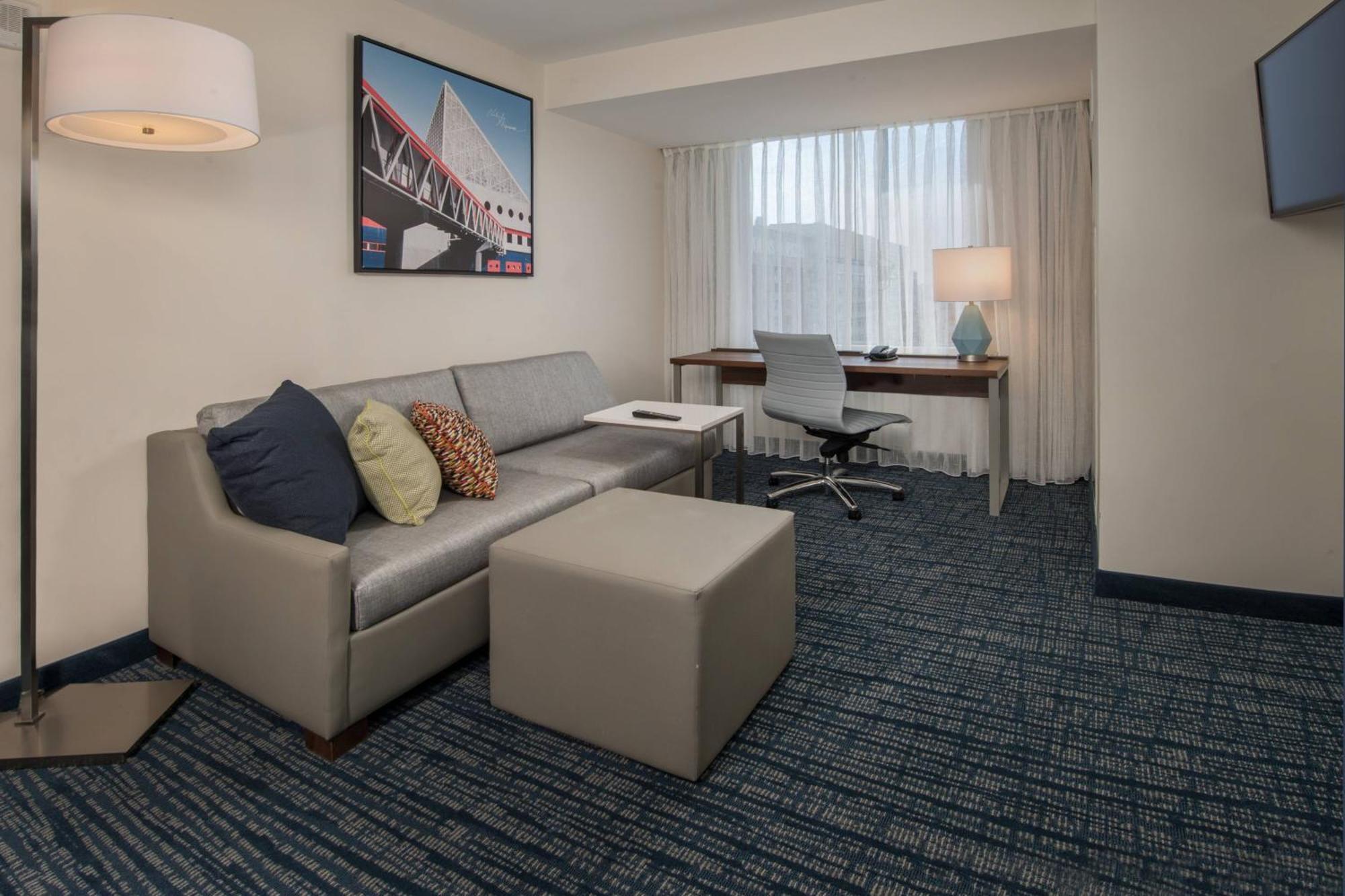 By Marriott At The Johns Hopkins Medical Campus Hotel 3*