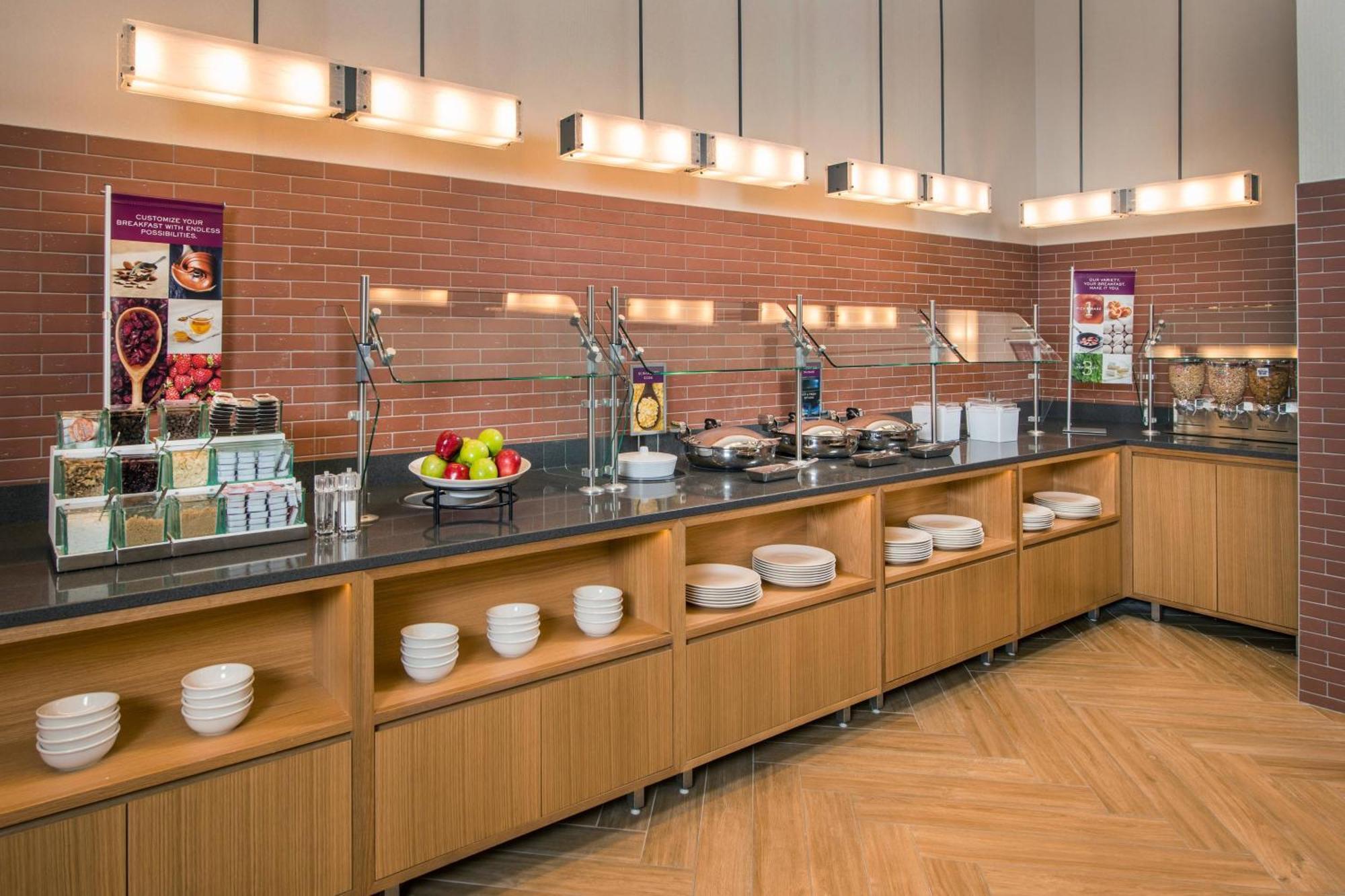 By Marriott At The Johns Hopkins Medical Campus Hotel 3*