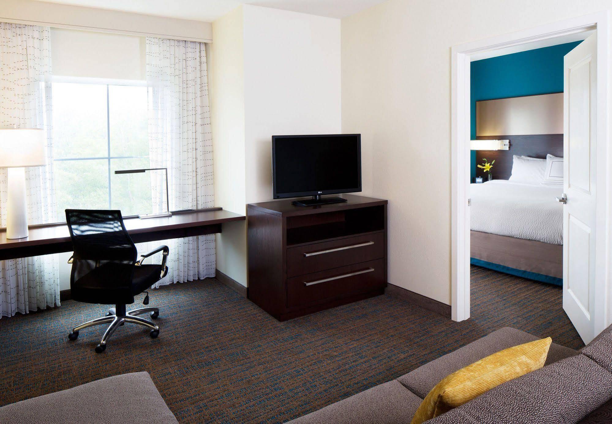By Marriott At The Johns Hopkins Medical Campus Hotel 3*