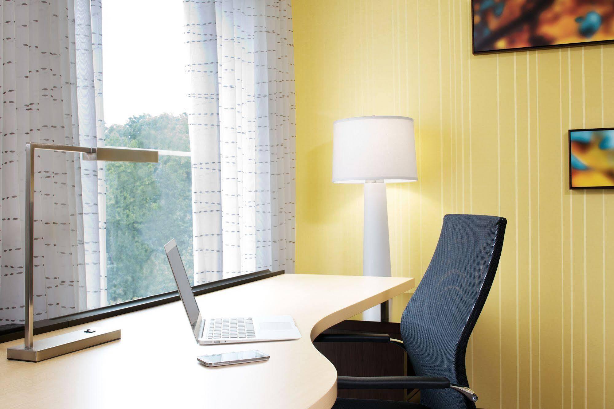 By Marriott At The Johns Hopkins Medical Campus Hotel 3*